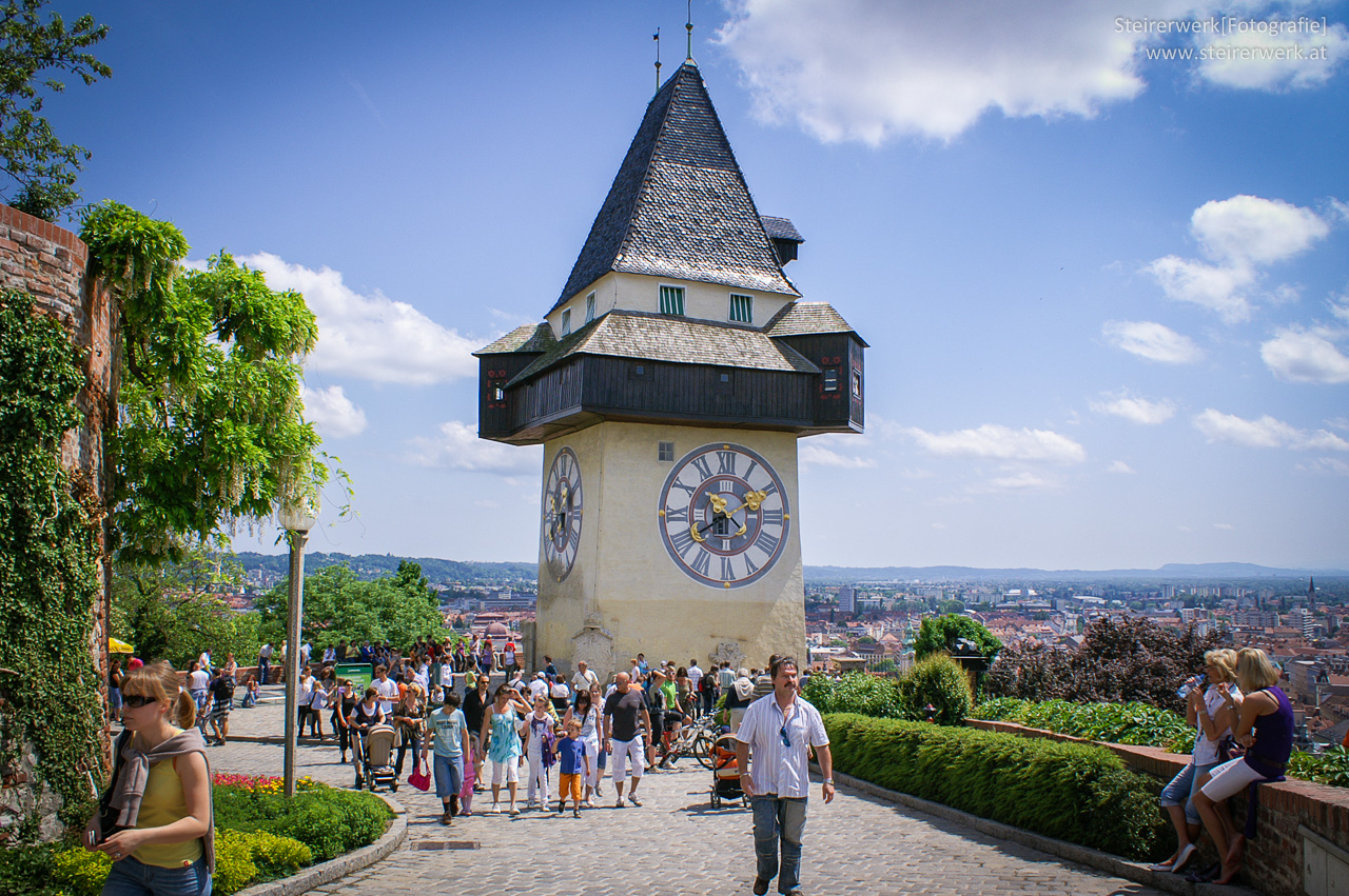 Historische Altstadt von Graz mit Uhrturm am Schloßberg