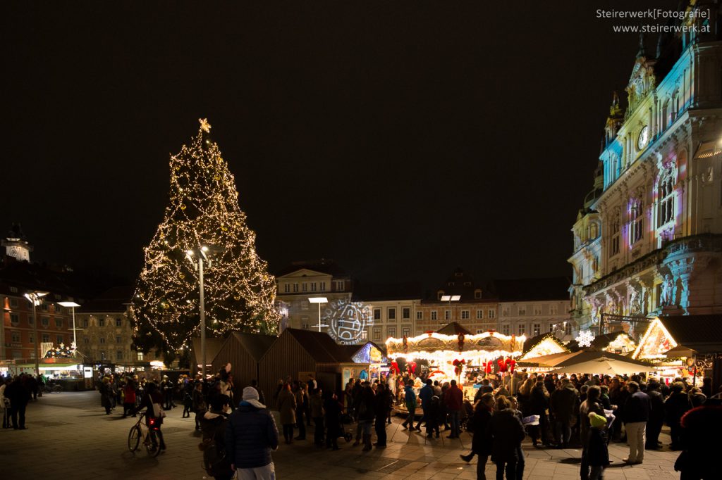 Weihnachtsbaum am Hauptplatz mit Blick auf Uhrturm