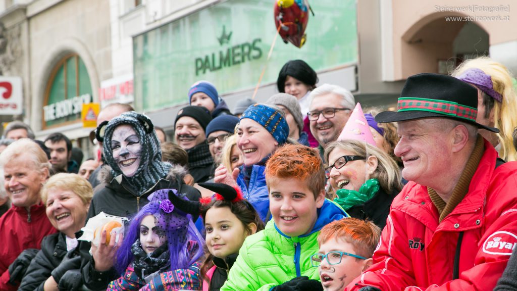 Zuseher beim Faschingszug in Graz - Herrengasse