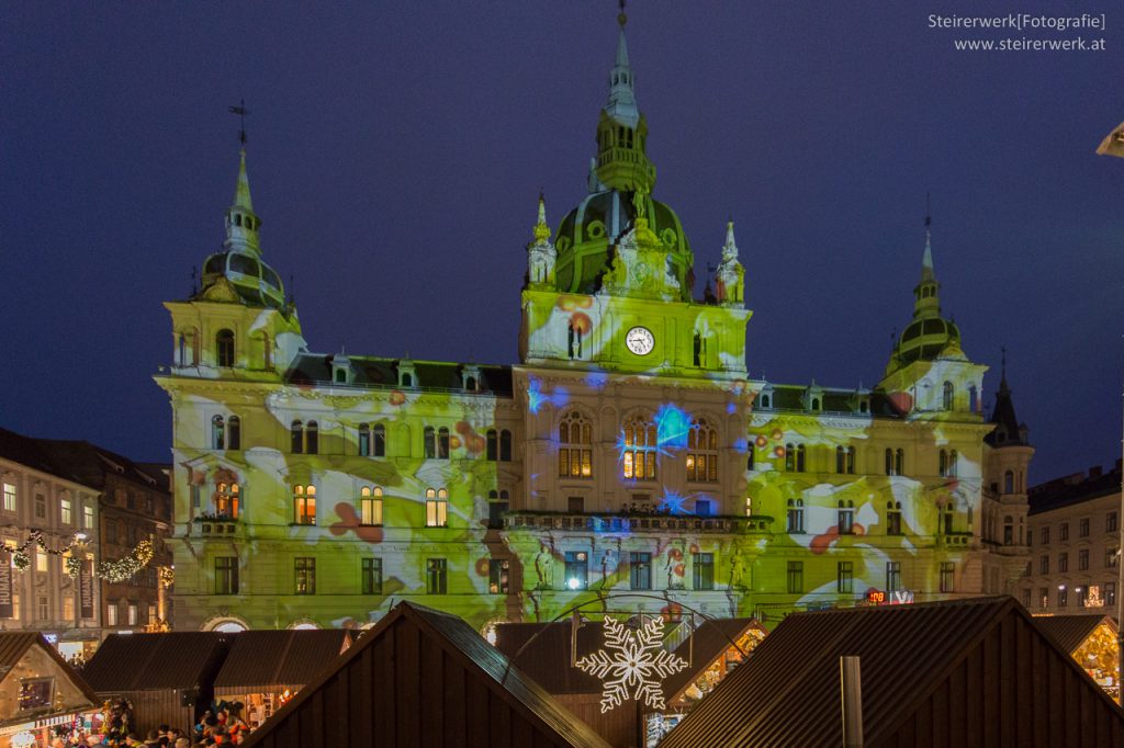 Beleuchtetes Grazer Rathaus