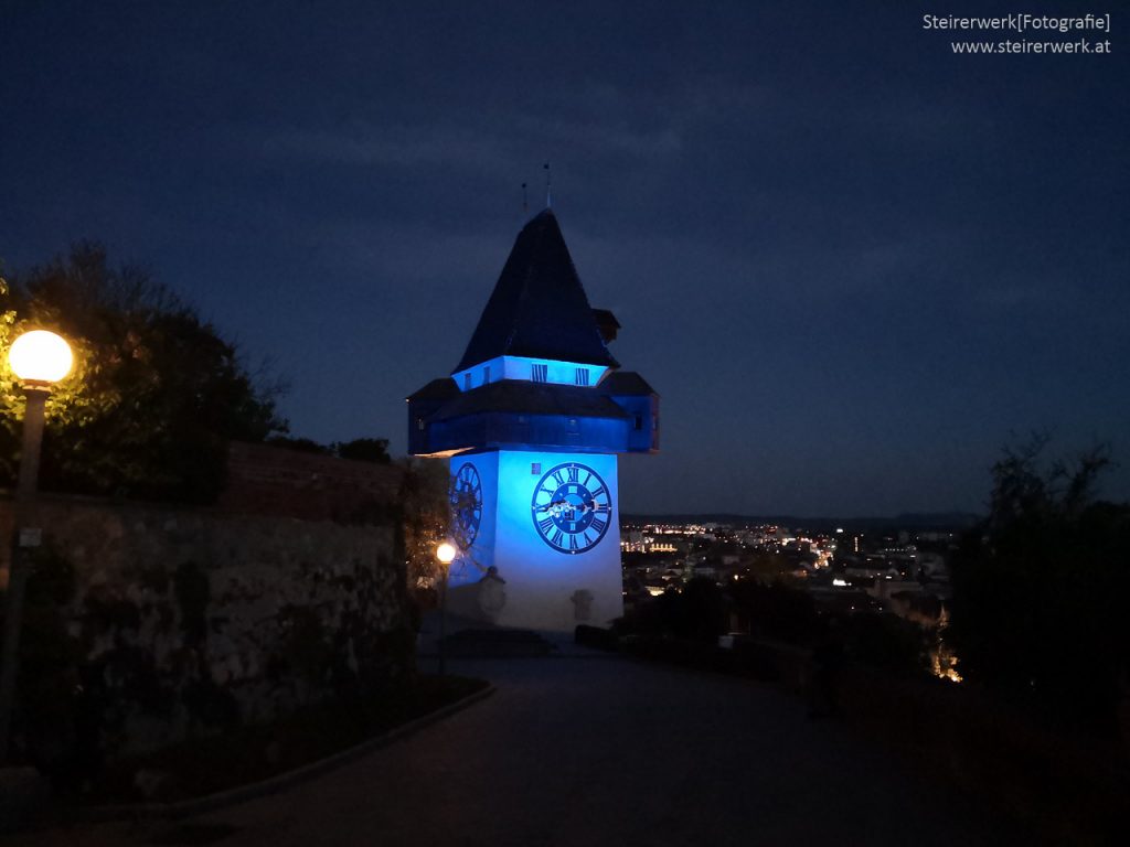 Blau beleuchteter Uhrturm