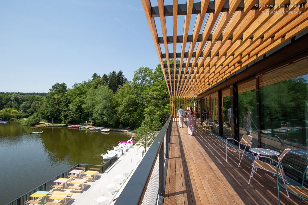 Übernachten mit Blick auf den See im Waldcafe Thalersee