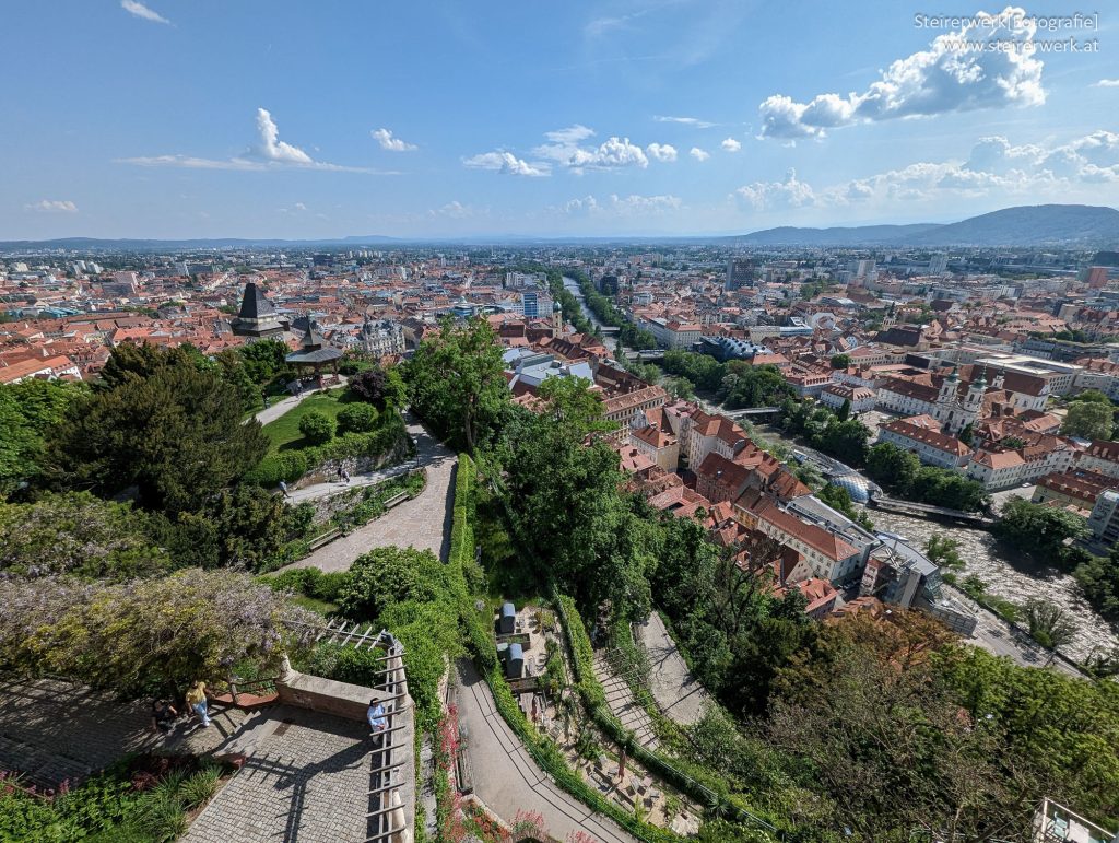 Aussicht auf Graz, Uhrturm und den Schloßberg