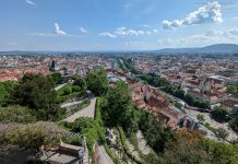 Warum Graz der perfekte Start für deinen Steiermark-Urlaub ist Aussicht auf Graz, Uhrturm und den Schloßberg