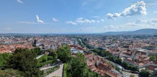 Warum Graz der perfekte Start für deinen Steiermark-Urlaub ist Aussicht auf Graz, Uhrturm und den Schloßberg