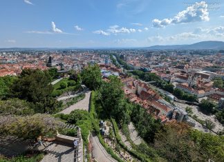 Warum Graz der perfekte Start für deinen Steiermark-Urlaub ist Aussicht auf Graz, Uhrturm und den Schloßberg