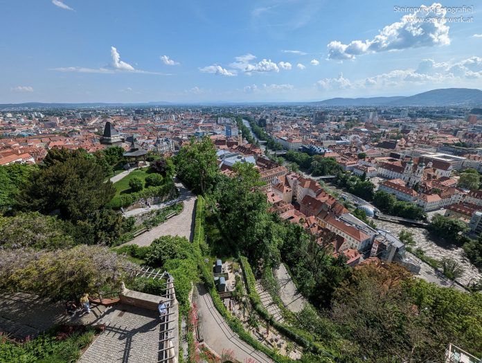 Aussicht auf Graz, Uhrturm und den Schloßberg Aussicht auf Graz, Uhrturm und den Schloßberg