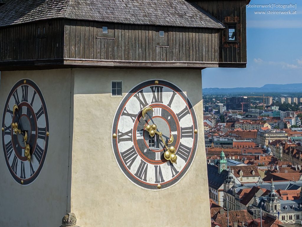 Zeiger und Ziffernblatt am Uhrturm