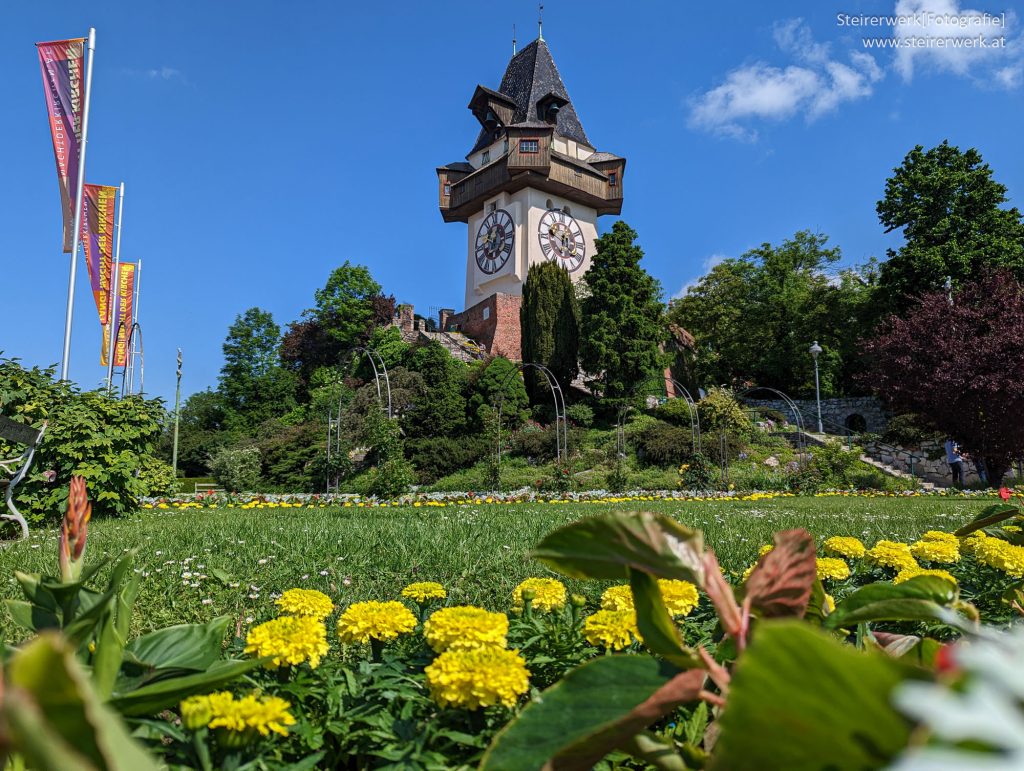 Blick auf den Uhrturm vom Rosengarten