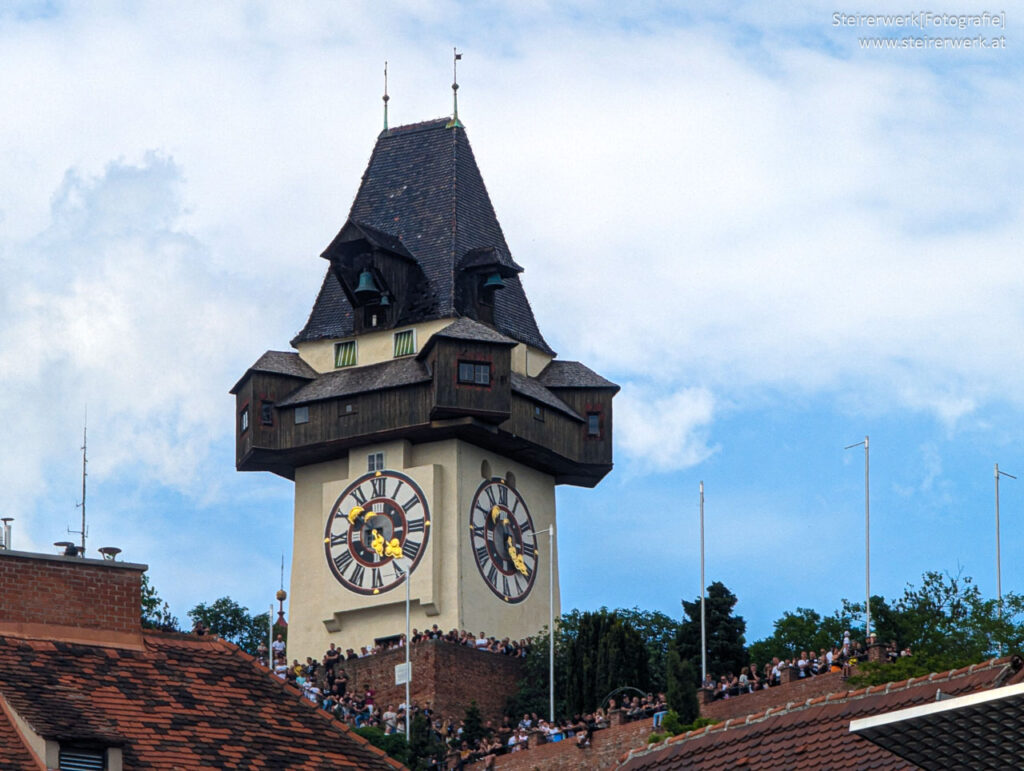 Fußballfans unter dem Uhrturm