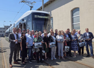 Neue Flexity-Straßenbahn in Graz: Das ist für Fahrgäste wichtig Flexity Premierenfahrt Gruppenfoto